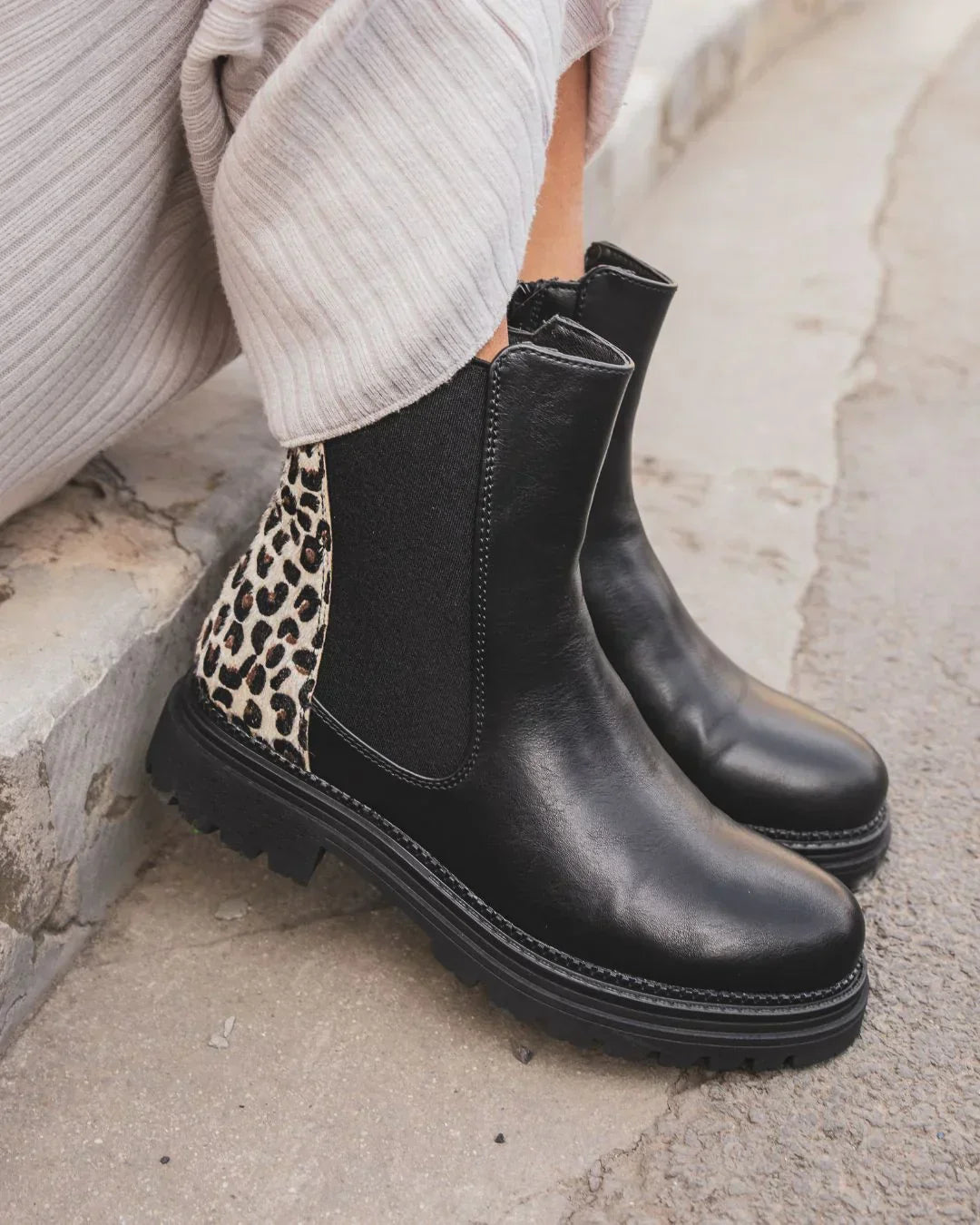 Chelsea Botas Negras – Detalle Leopardo