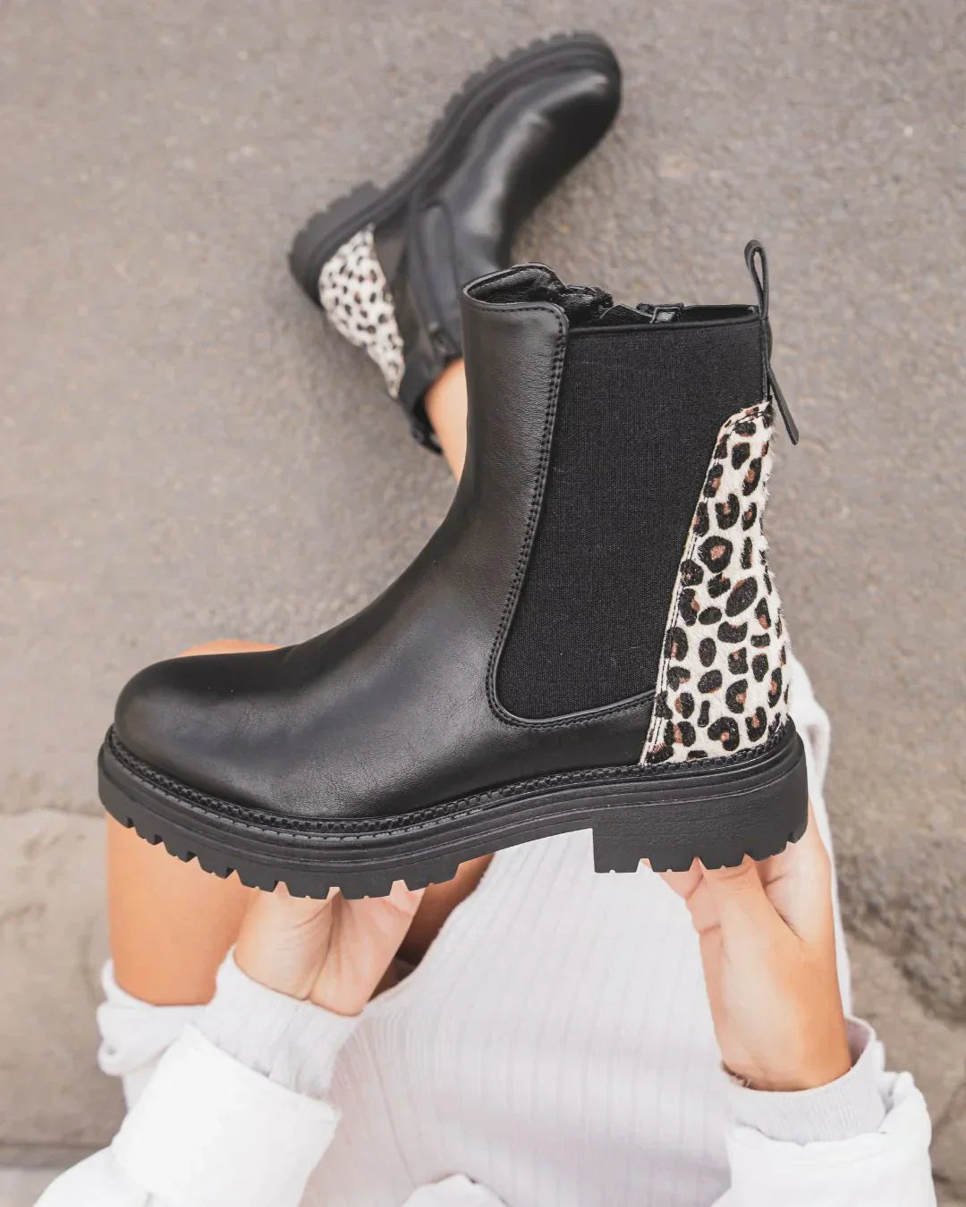 Chelsea Botas Negras – Detalle Leopardo